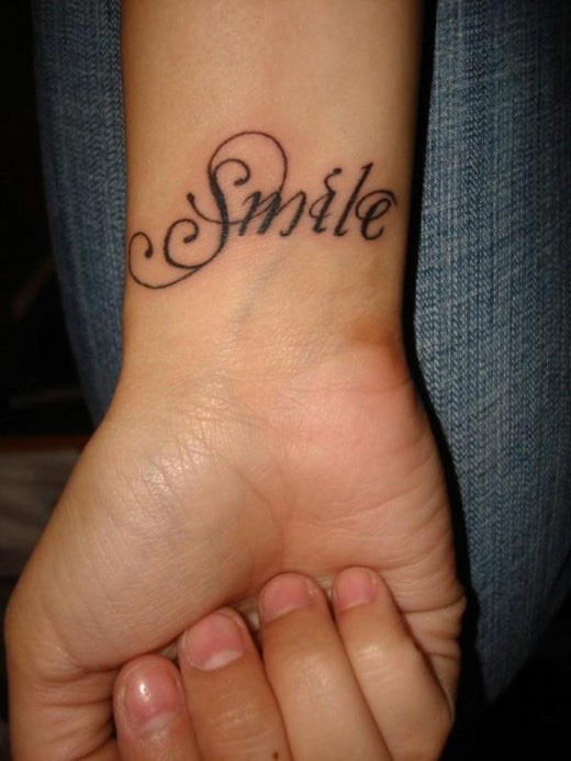 tatouage poignet femme ecriture arabe