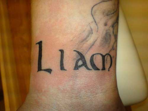 tatouage poignet femme lettre