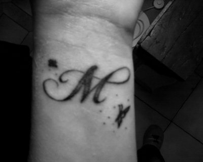 tatouage poignet femme lettre