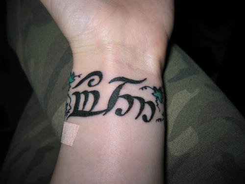 tatouage poignet femme lettre