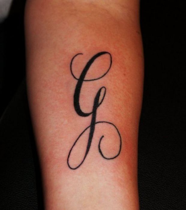 tatouage poignet femme lettre