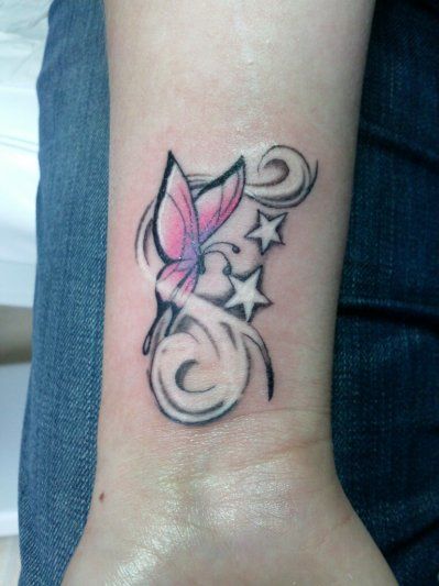 tatouage poignet femme papillon