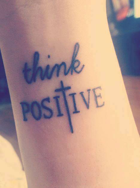tatouage poignet femme phrase