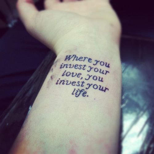 tatouage poignet femme phrase
