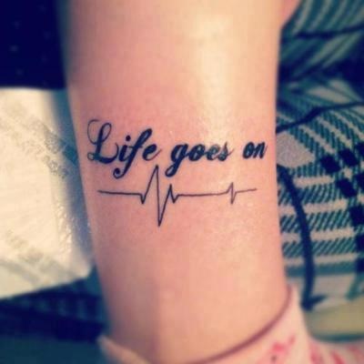 tatouage poignet femme phrase