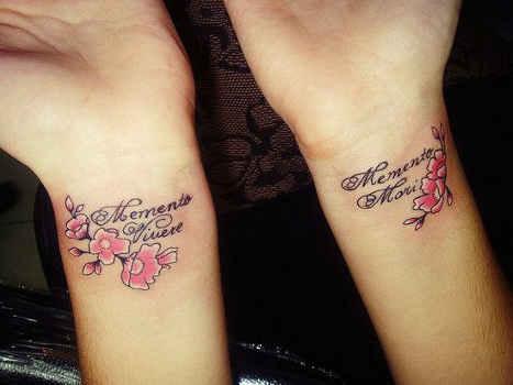 tatouage poignet femme phrase