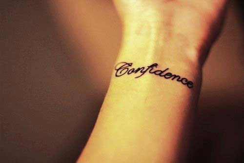 tatouage poignet femme phrase