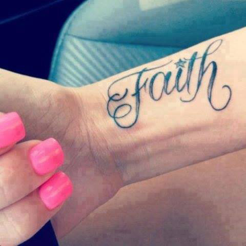 tatouage poignet femme phrase