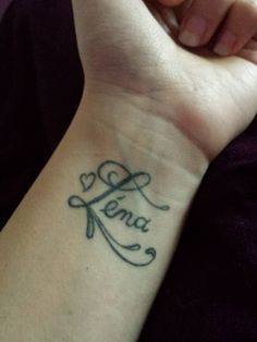 tatouage poignet femme prenom