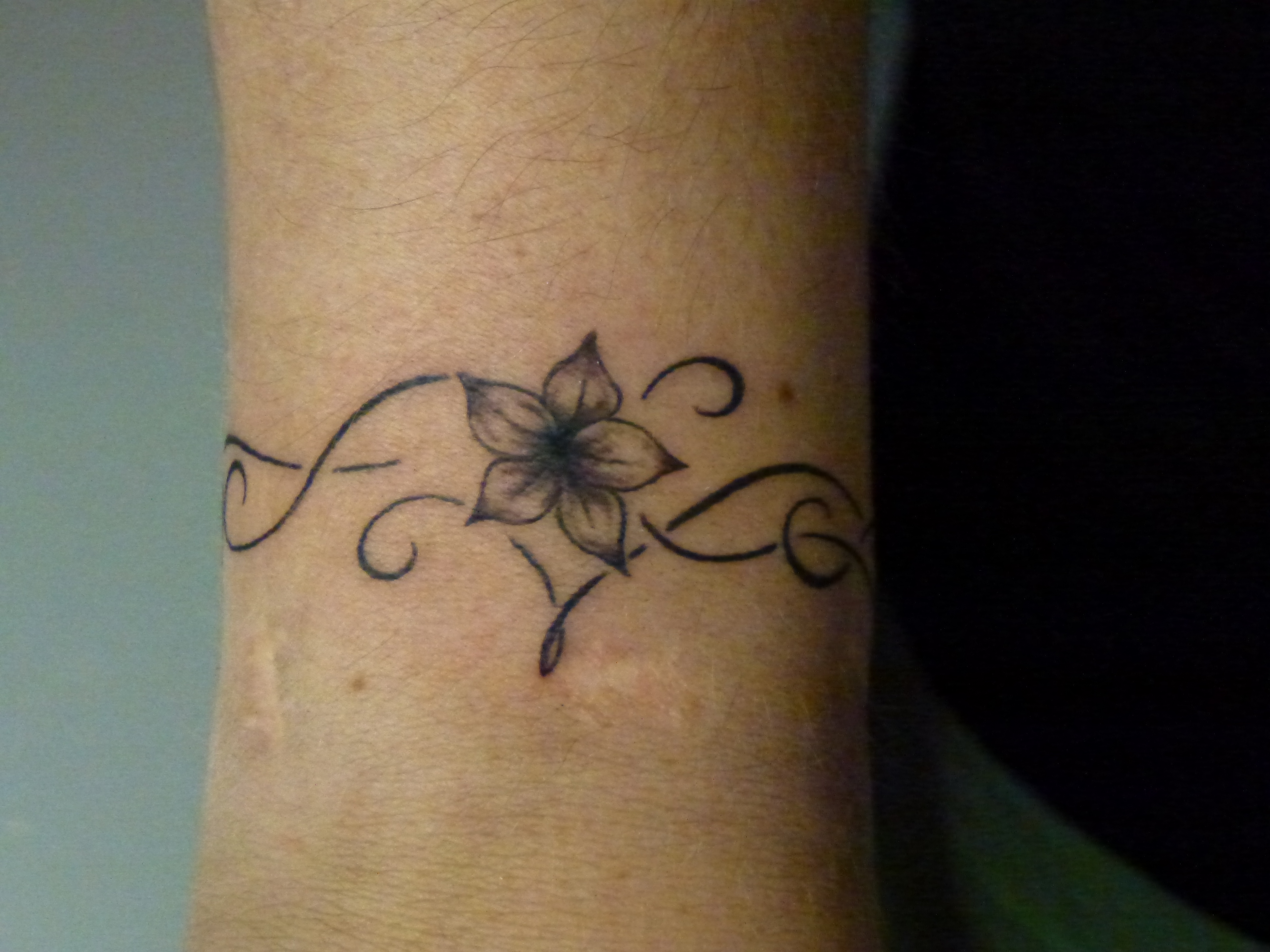 tatouage poignet fleur