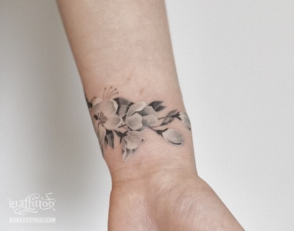 tatouage poignet fleur