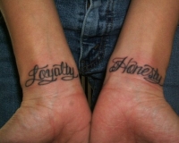 tatouage poignet homme ecriture