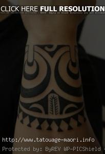tatouage poignet homme tribal