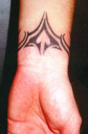 tatouage poignet homme tribal