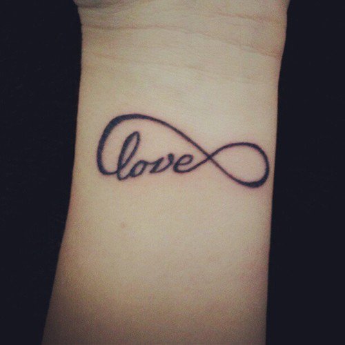 tatouage poignet infini