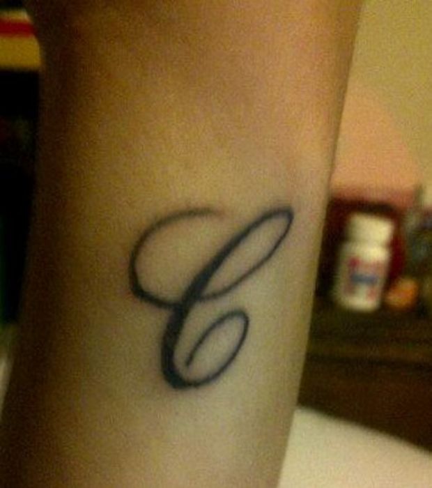 tatouage poignet lettre