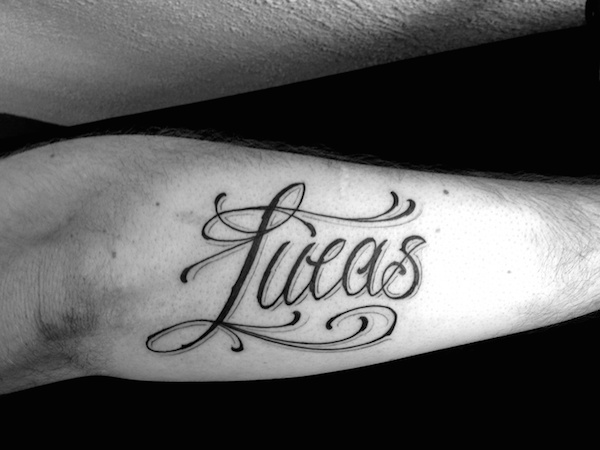tatouage poignet prenom lucas