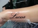 tatouage poignet prenom lucas