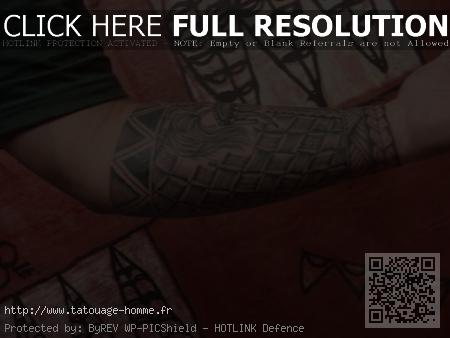 tatouage polynésien avant bras bracelet