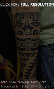 tatouage polynésien avant bras bracelet