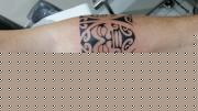 tatouage polynésien avant bras bracelet