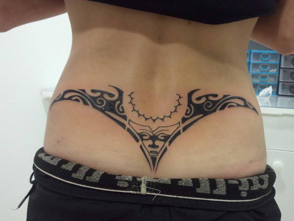 tatouage polynésien bas du dos femme