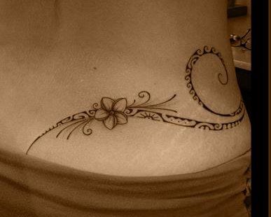tatouage polynésien bas du dos femme