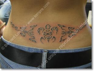tatouage polynésien bas du dos femme