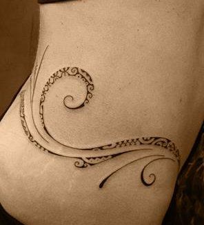 tatouage polynésien bas du dos femme