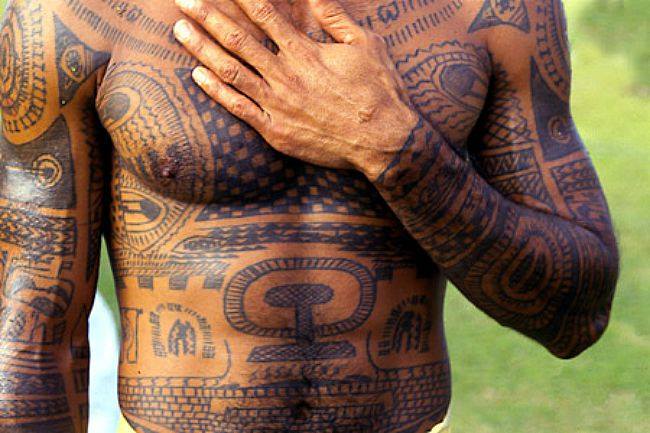 tatouage polynésien bordeaux