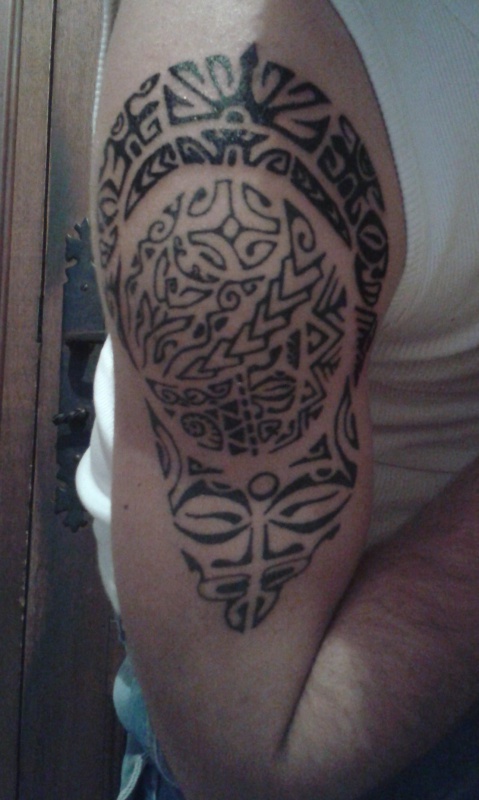 tatouage polynésien bordeaux