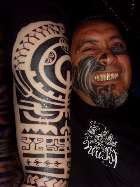 tatouage polynésien bordeaux