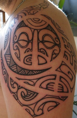 tatouage polynésien bordeaux