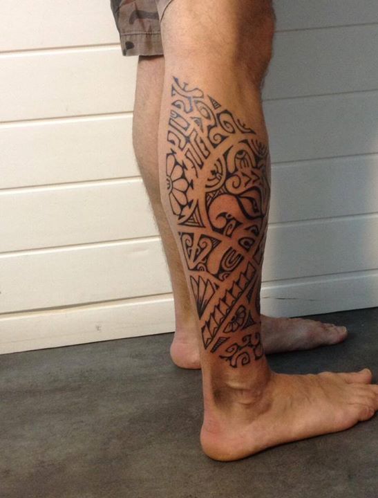 tatouage polynésien bordeaux