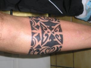 tatouage polynésien bracelet bras
