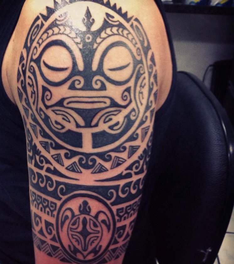 tatouage polynésien bras