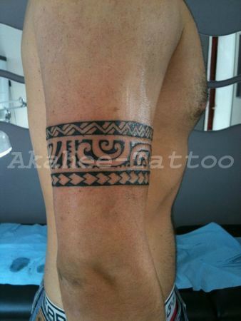 tatouage polynésien bras bracelet
