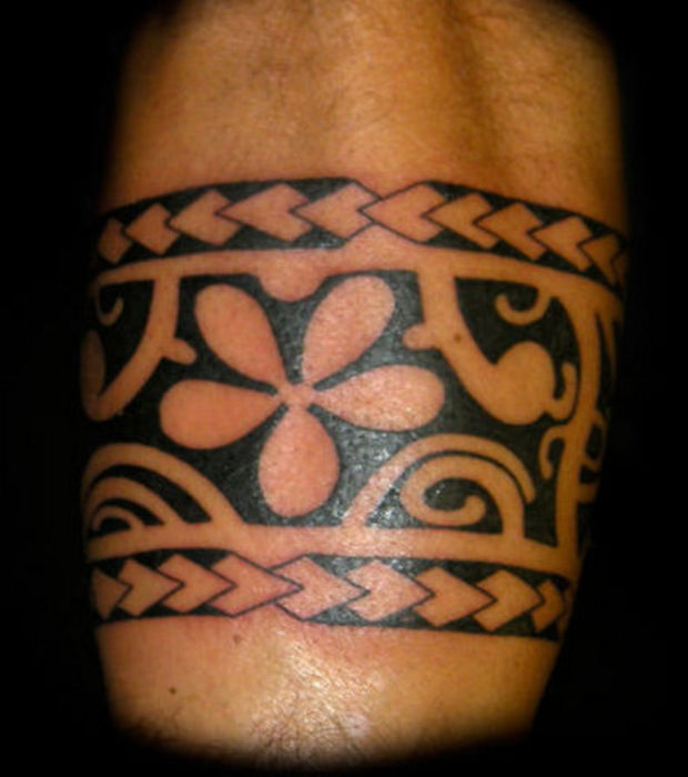 tatouage polynésien bras bracelet