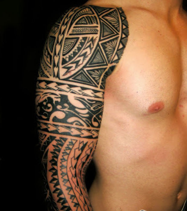tatouage polynésien bras complet