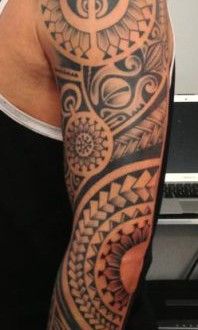 tatouage polynésien bras entier
