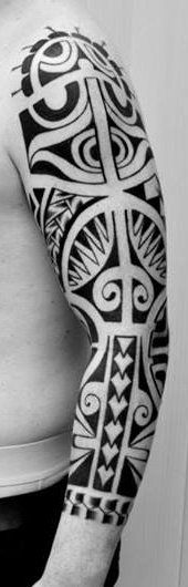 tatouage polynésien bras entier