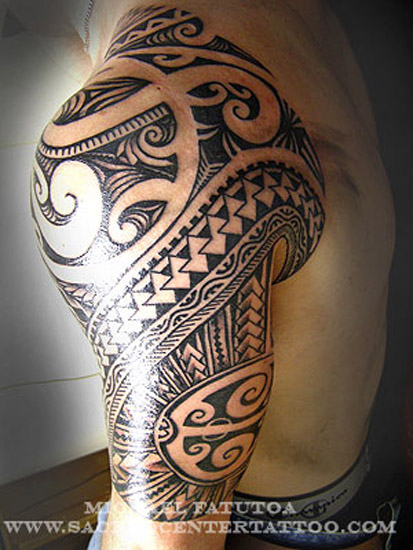 tatouage polynésien bras épaule