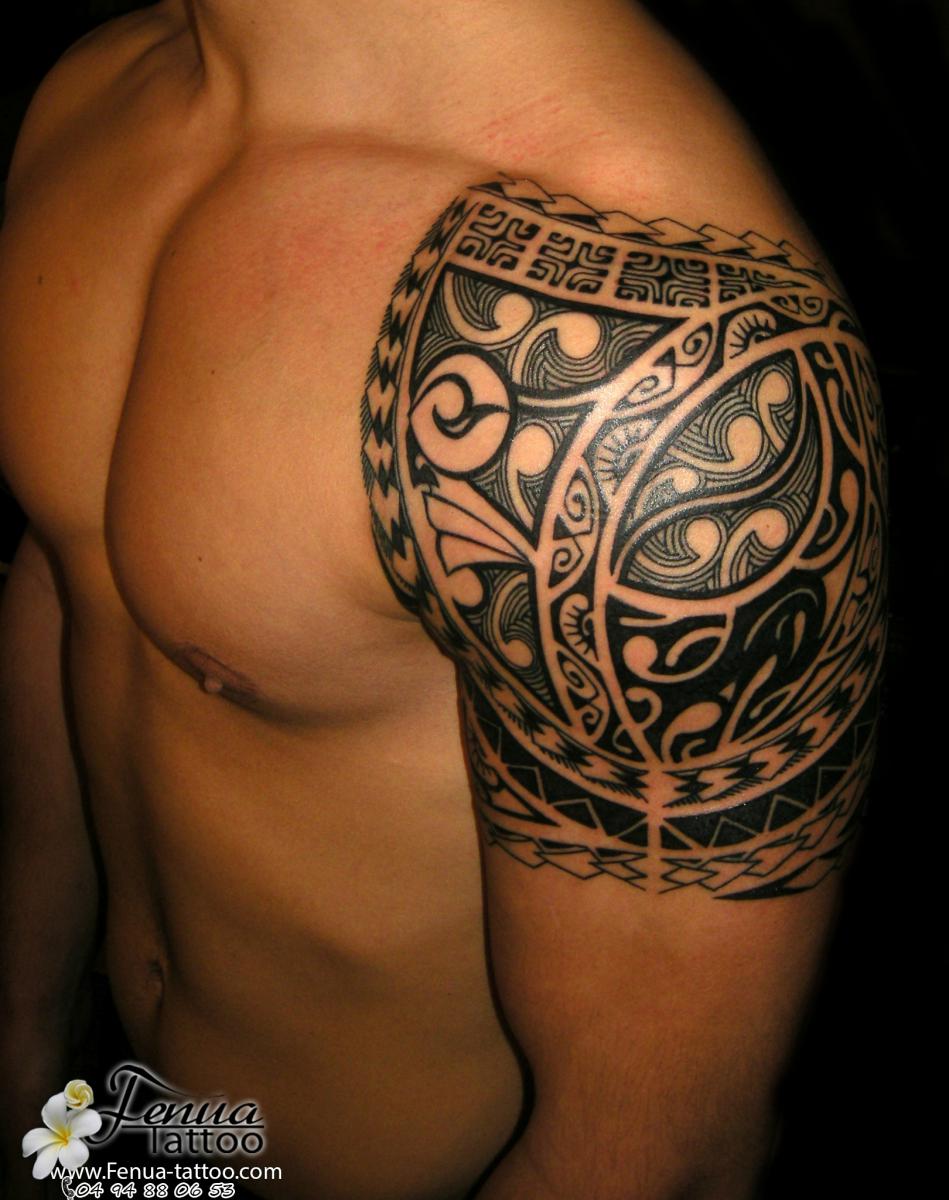 tatouage polynésien bras épaule