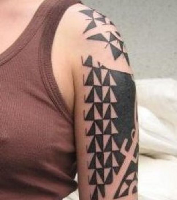 tatouage polynésien bras femme
