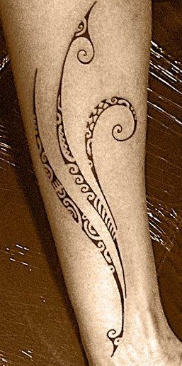 tatouage polynésien bras femme