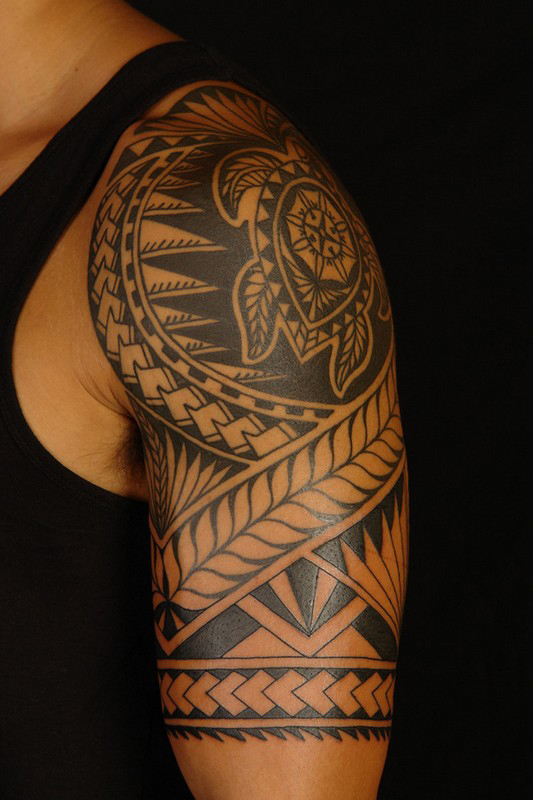 tatouage polynésien bras homme