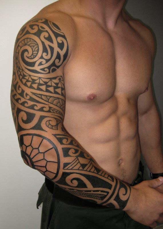 tatouage polynésien bras homme