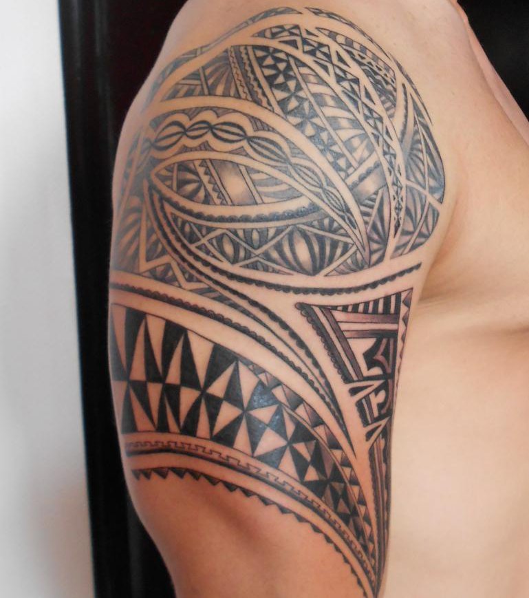 tatouage polynésien bras homme