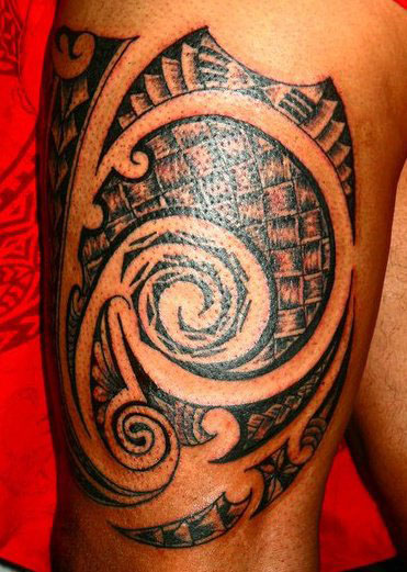 tatouage polynésien cuisse homme