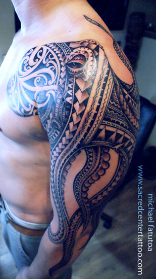 tatouage polynésien épaule torse